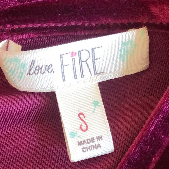Love Fire velvet fitted top with keyhole back sz S - Picture 5 of 7